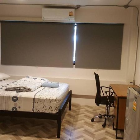 Js Mansion Hotel Bangkok Bagian luar foto