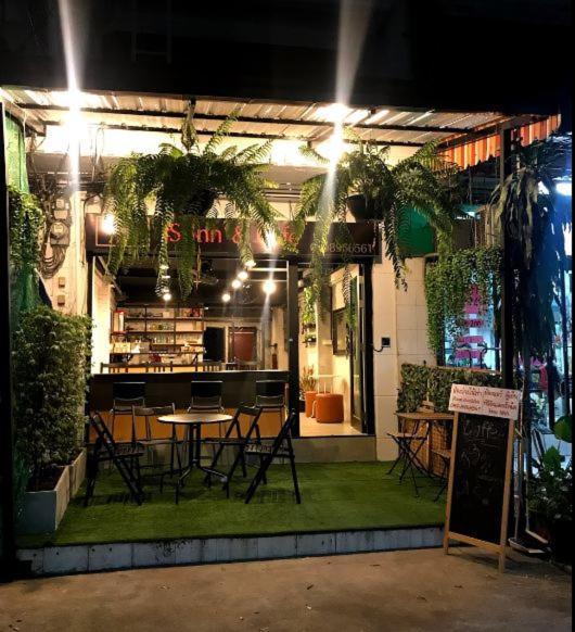 Js Mansion Hotel Bangkok Bagian luar foto