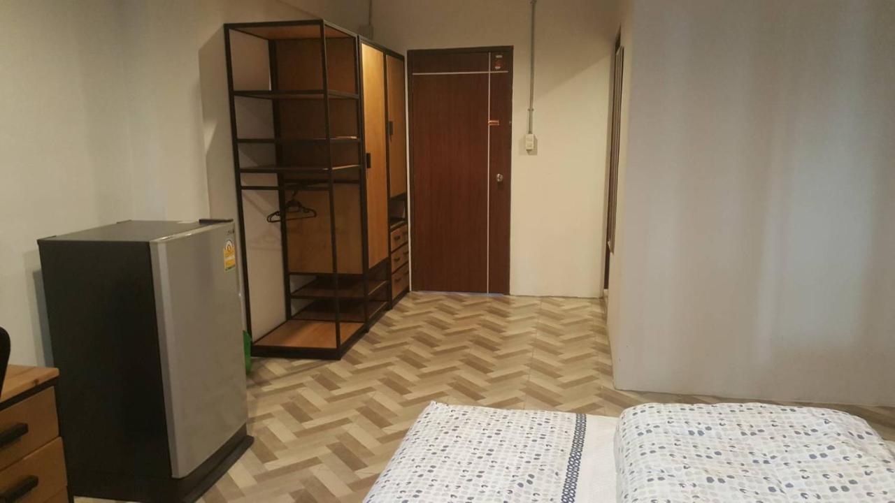 Js Mansion Hotel Bangkok Bagian luar foto