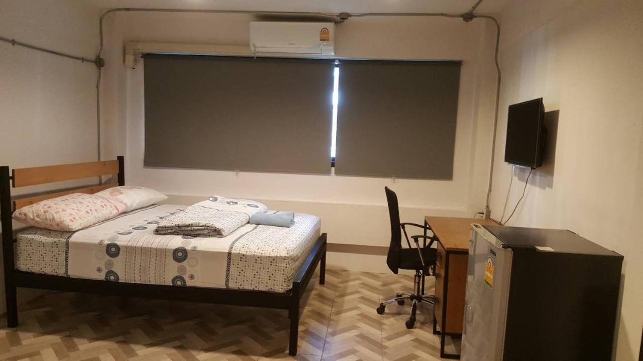 Js Mansion Hotel Bangkok Bagian luar foto