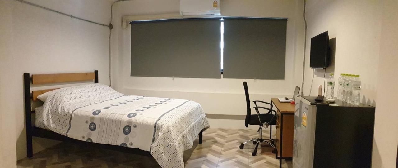 Js Mansion Hotel Bangkok Bagian luar foto